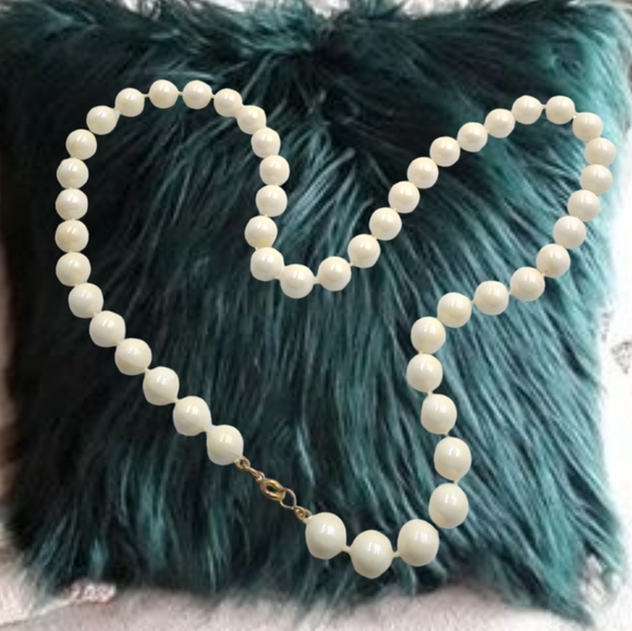 🎄10/$20. ~Faux Pearls Necklace - Picture 3 of 3